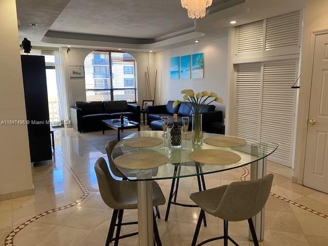 Recently Rented: $3,300 (1 beds, 1 baths, 993 Square Feet)