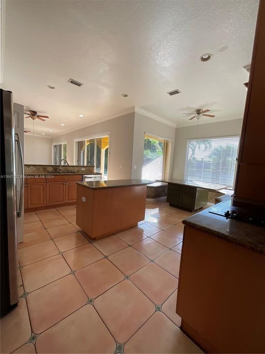 For Rent: $6,800 (6 beds, 4 baths, 3952 Square Feet)