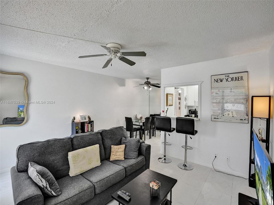 Active With Contract: $1,300 (1 beds, 1 baths, 585 Square Feet)