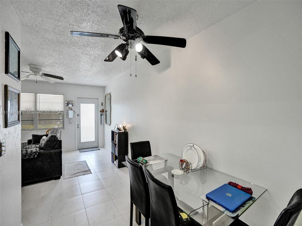 Active With Contract: $1,300 (1 beds, 1 baths, 585 Square Feet)