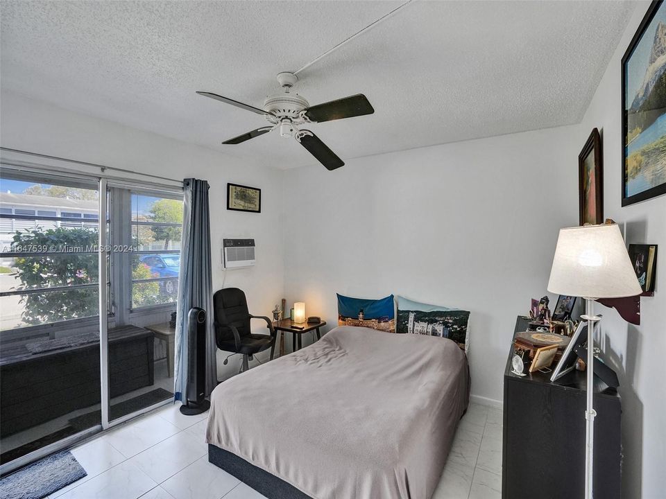 Active With Contract: $1,300 (1 beds, 1 baths, 585 Square Feet)