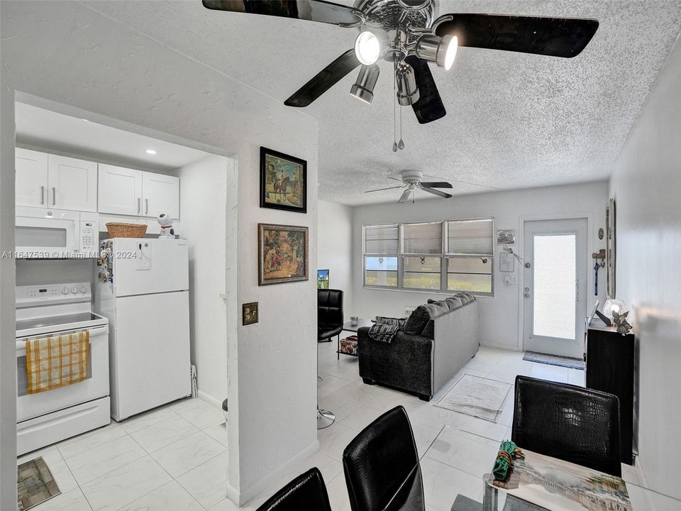 Active With Contract: $1,300 (1 beds, 1 baths, 585 Square Feet)