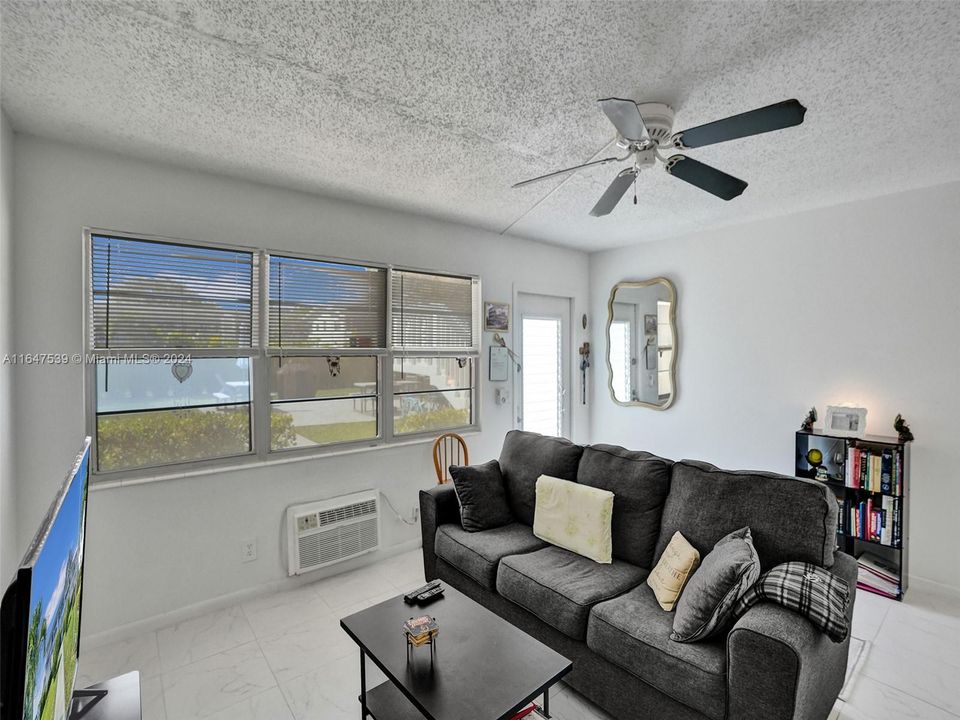 Active With Contract: $1,300 (1 beds, 1 baths, 585 Square Feet)