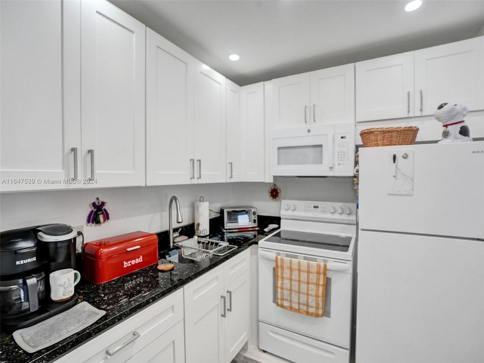 Active With Contract: $1,300 (1 beds, 1 baths, 585 Square Feet)