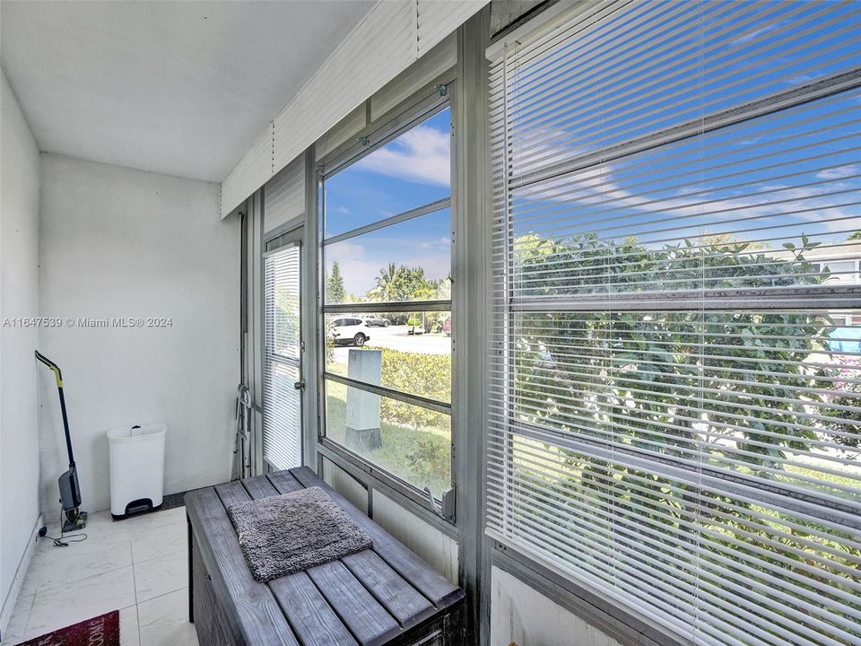 Active With Contract: $1,300 (1 beds, 1 baths, 585 Square Feet)