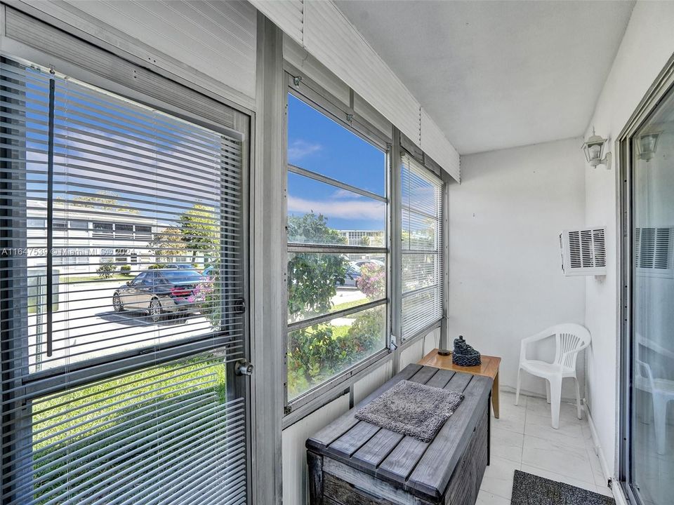 Active With Contract: $1,300 (1 beds, 1 baths, 585 Square Feet)