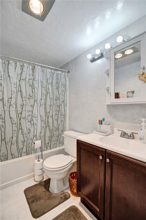 Active With Contract: $1,300 (1 beds, 1 baths, 585 Square Feet)