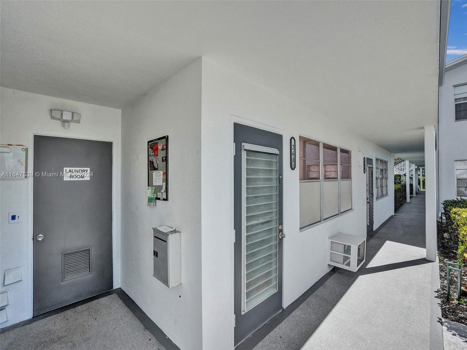 Active With Contract: $1,300 (1 beds, 1 baths, 585 Square Feet)