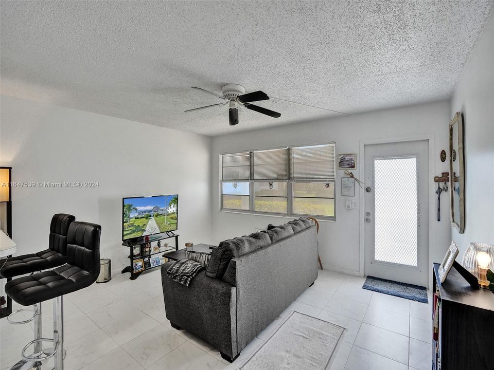 Active With Contract: $1,300 (1 beds, 1 baths, 585 Square Feet)