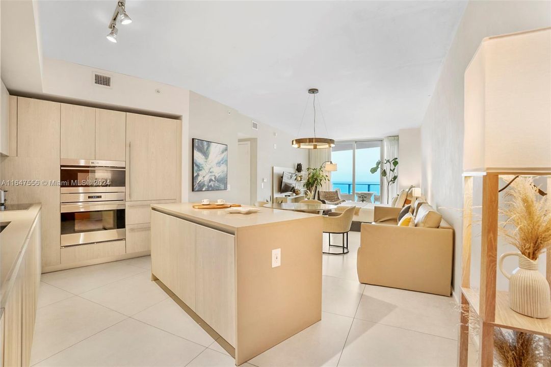 For Sale: $664,000 (1 beds, 1 baths, 841 Square Feet)