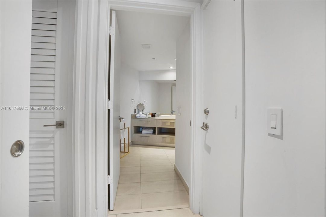 For Sale: $664,000 (1 beds, 1 baths, 841 Square Feet)