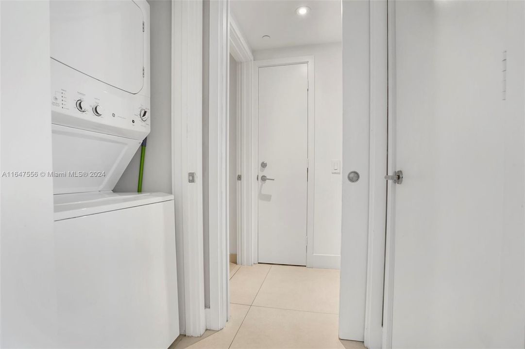 For Sale: $664,000 (1 beds, 1 baths, 841 Square Feet)