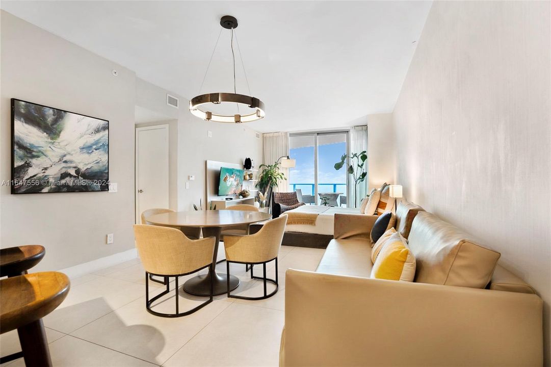 For Sale: $664,000 (1 beds, 1 baths, 841 Square Feet)