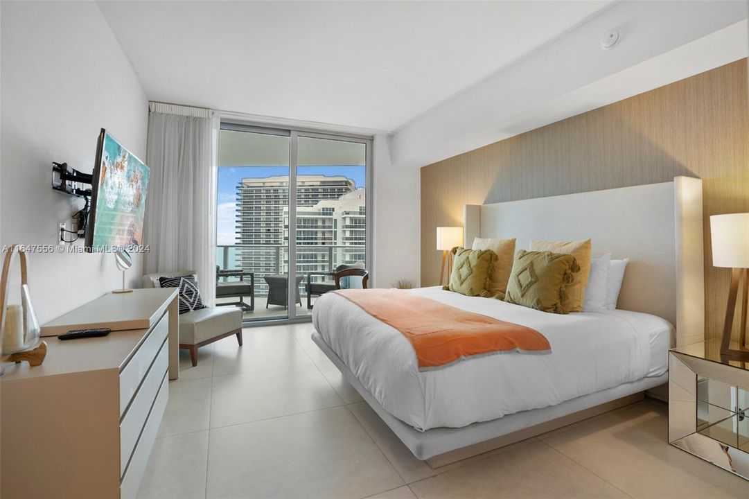 For Sale: $664,000 (1 beds, 1 baths, 841 Square Feet)