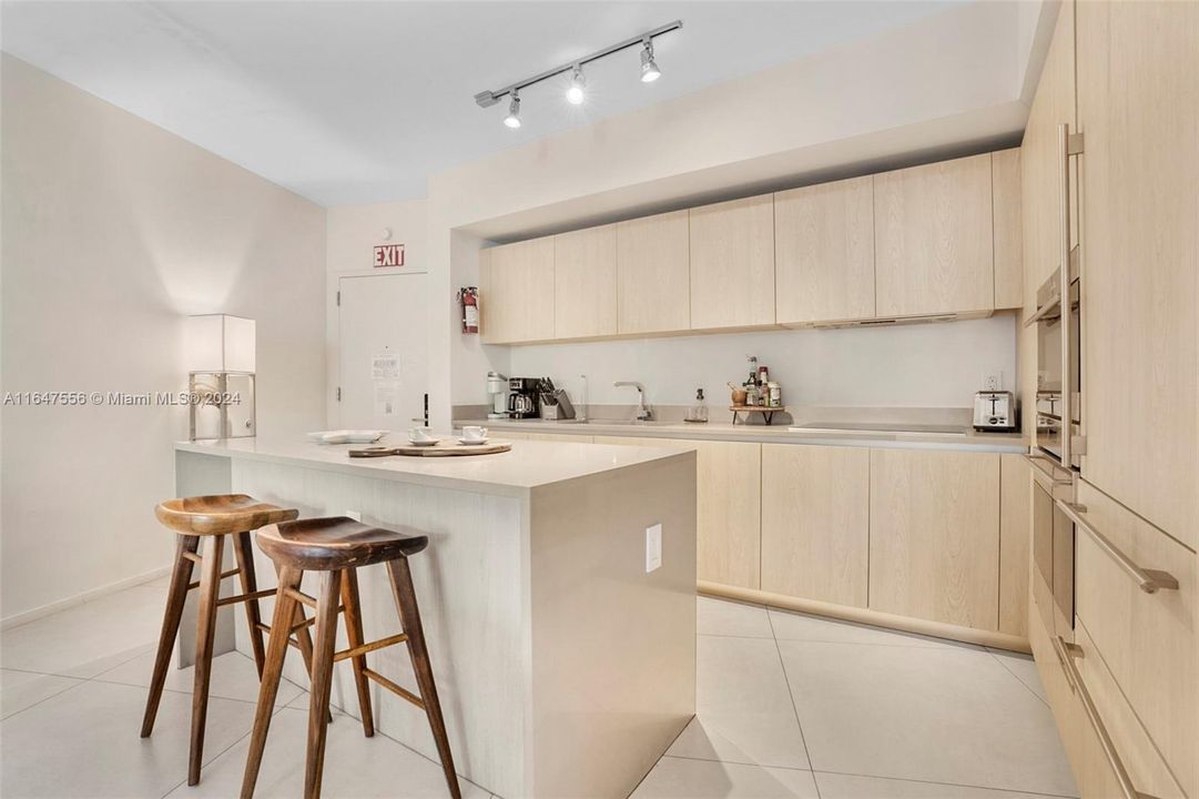 For Sale: $664,000 (1 beds, 1 baths, 841 Square Feet)