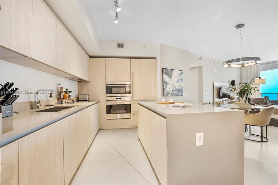 For Sale: $664,000 (1 beds, 1 baths, 841 Square Feet)