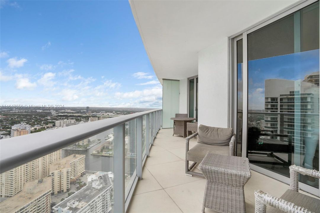 For Sale: $664,000 (1 beds, 1 baths, 841 Square Feet)