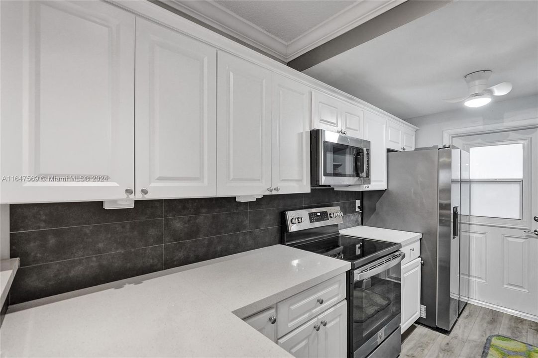 For Sale: $159,999 (2 beds, 1 baths, 705 Square Feet)