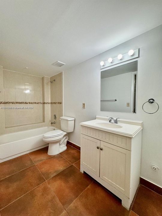 Active With Contract: $265,000 (1 beds, 1 baths, 810 Square Feet)