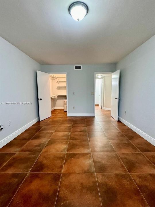 Active With Contract: $265,000 (1 beds, 1 baths, 810 Square Feet)