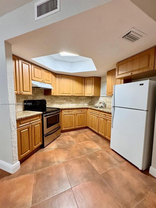 Active With Contract: $265,000 (1 beds, 1 baths, 810 Square Feet)