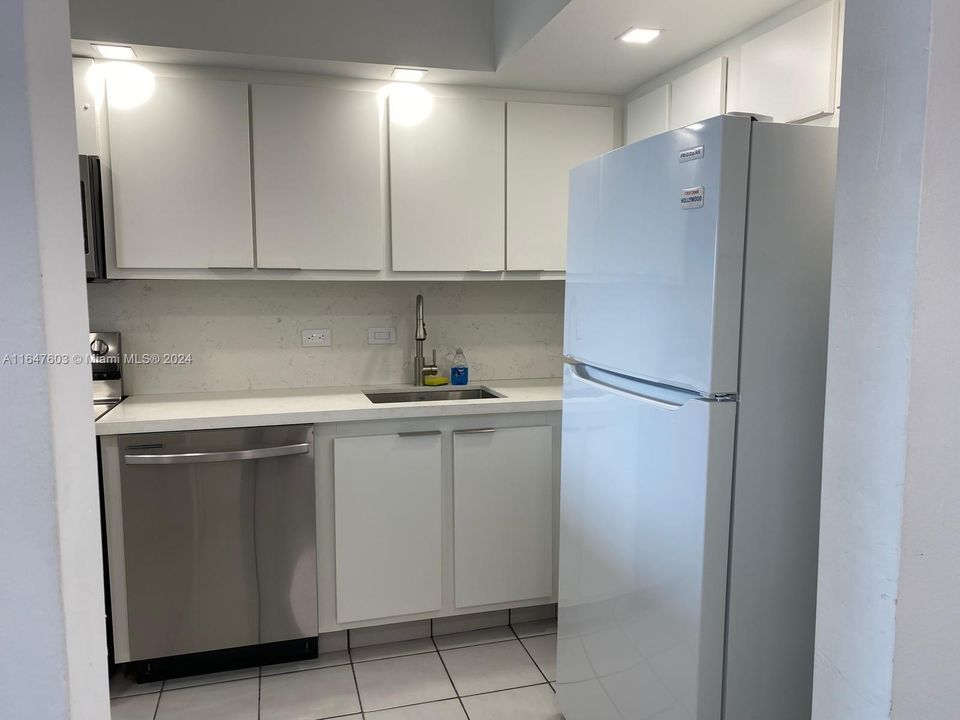 Active With Contract: $345,000 (2 beds, 2 baths, 1139 Square Feet)