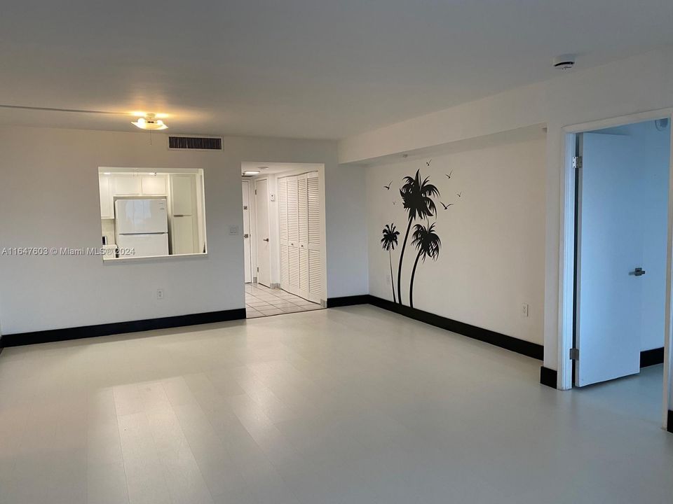 Active With Contract: $345,000 (2 beds, 2 baths, 1139 Square Feet)