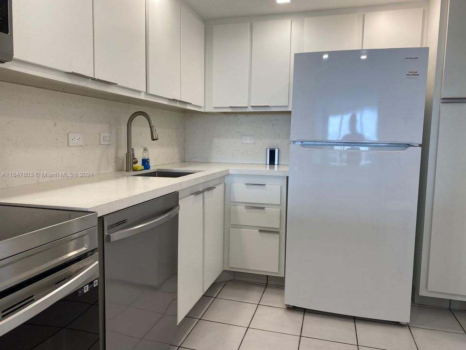 Active With Contract: $345,000 (2 beds, 2 baths, 1139 Square Feet)