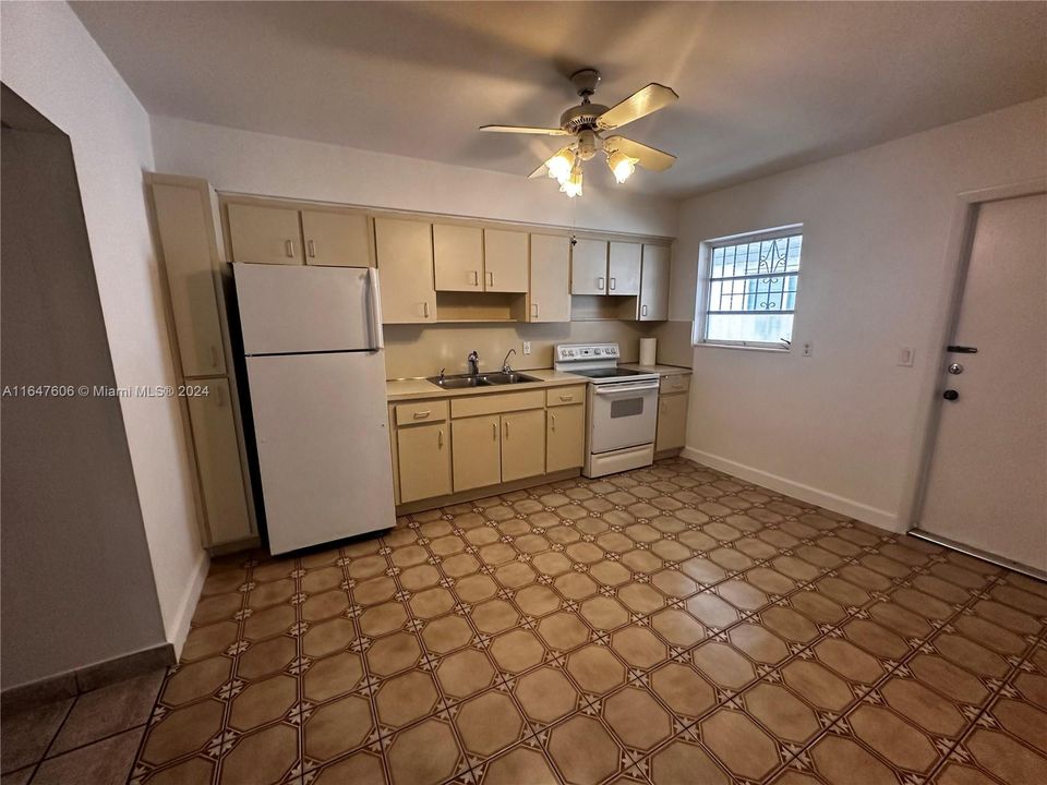 Recently Rented: $2,100 (2 beds, 1 baths, 900 Square Feet)