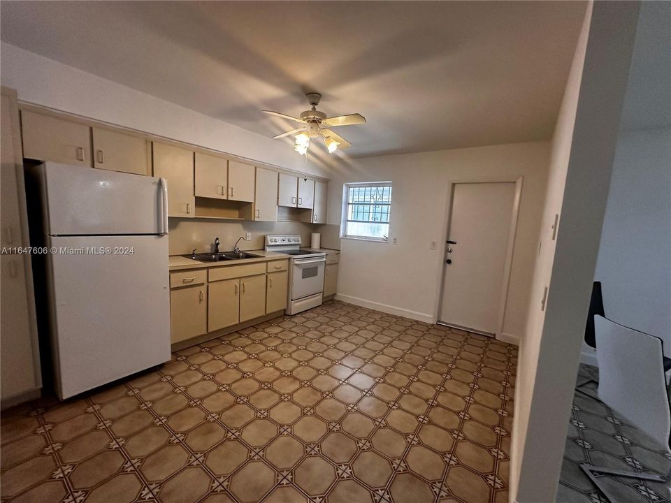 Recently Rented: $2,100 (2 beds, 1 baths, 900 Square Feet)