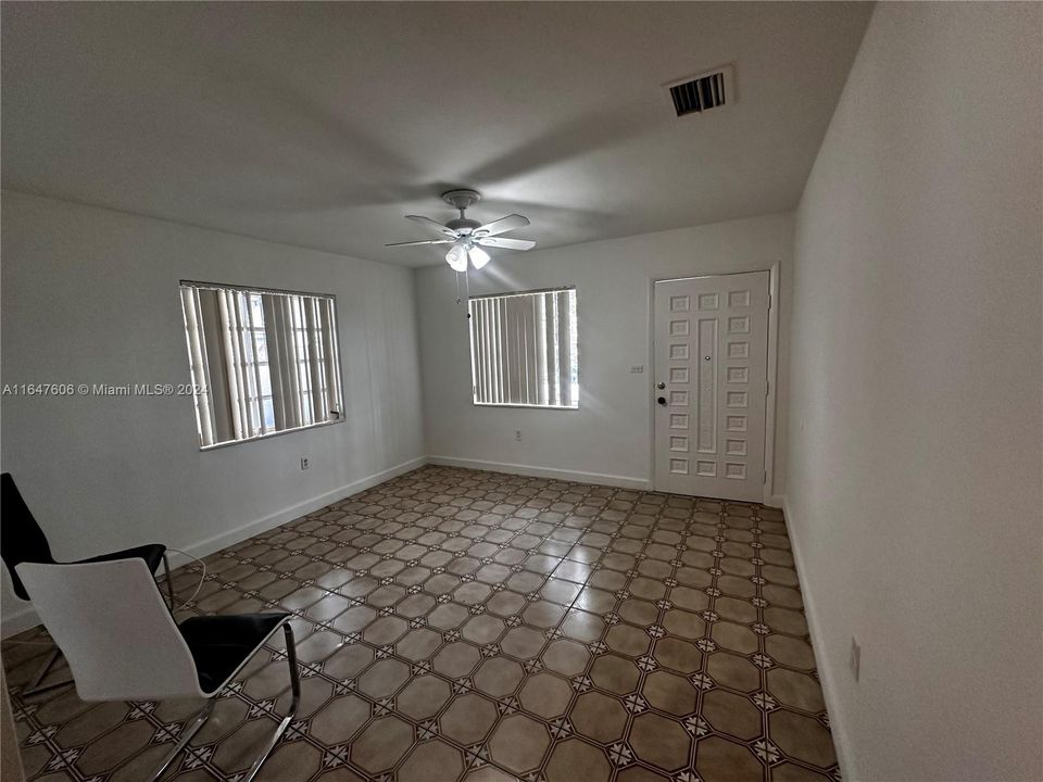 Recently Rented: $2,100 (2 beds, 1 baths, 900 Square Feet)