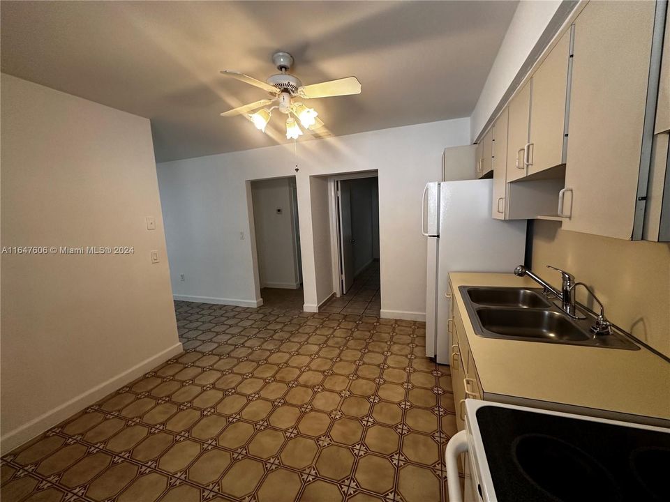 Recently Rented: $2,100 (2 beds, 1 baths, 900 Square Feet)