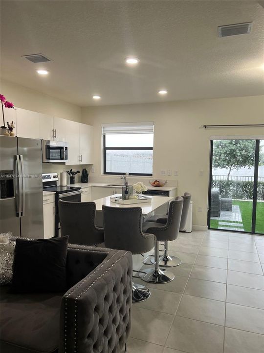 Active With Contract: $3,250 (3 beds, 3 baths, 1332 Square Feet)