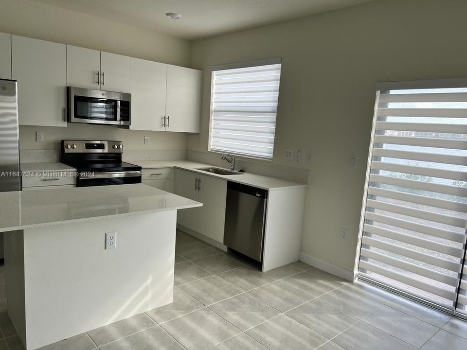 Active With Contract: $3,250 (3 beds, 3 baths, 1332 Square Feet)