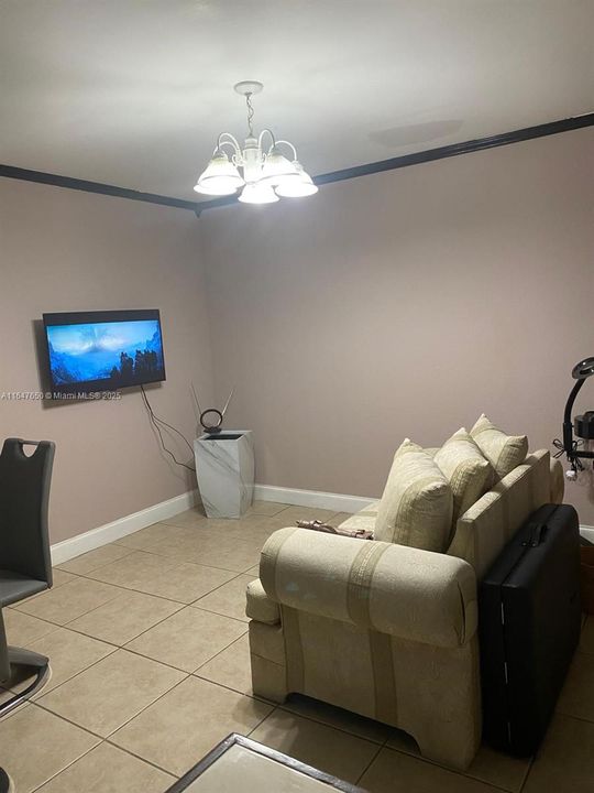 待售: $195,000 (1 贝兹, 1 浴室, 608 平方英尺)