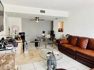 For Rent: $1,950 (3 beds, 2 baths, 1040 Square Feet)