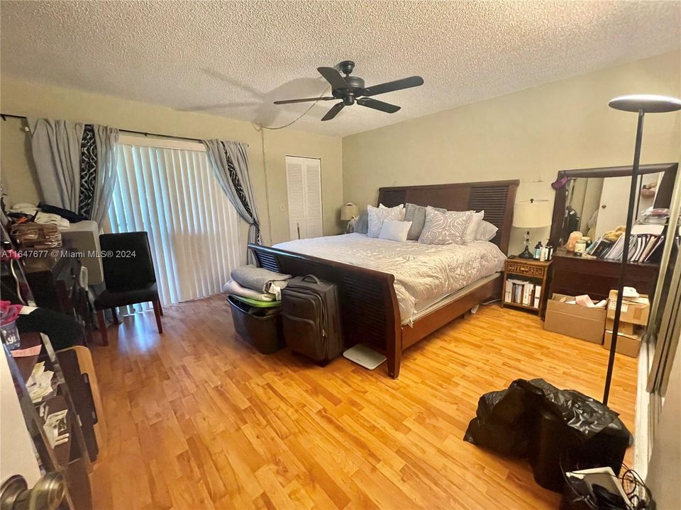 For Sale: $160,000 (1 beds, 1 baths, 950 Square Feet)