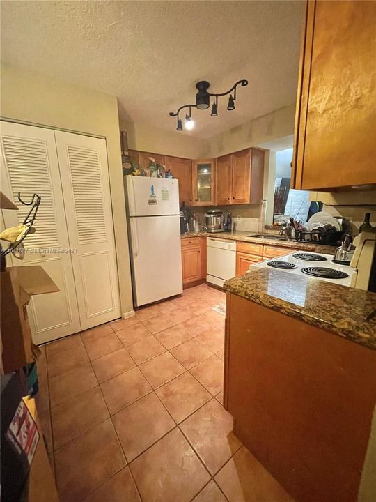 For Sale: $160,000 (1 beds, 1 baths, 950 Square Feet)