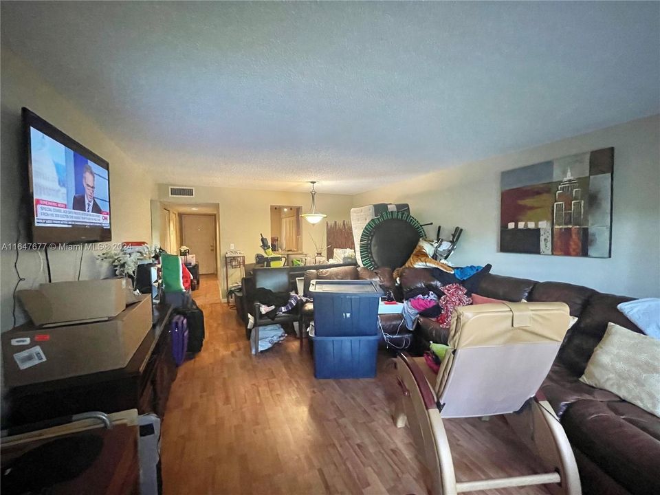 For Sale: $160,000 (1 beds, 1 baths, 950 Square Feet)