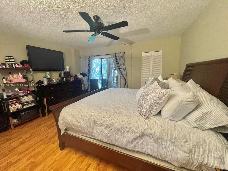 For Sale: $160,000 (1 beds, 1 baths, 950 Square Feet)