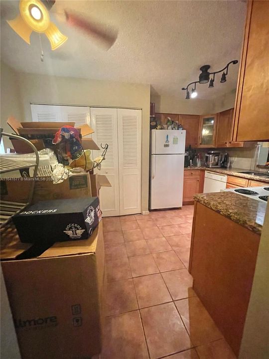 For Sale: $160,000 (1 beds, 1 baths, 950 Square Feet)