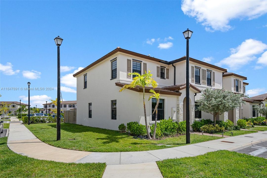 Active With Contract: $3,000 (3 beds, 3 baths, 1328 Square Feet)