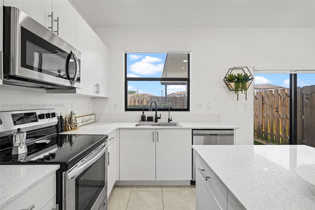 Active With Contract: $3,000 (3 beds, 3 baths, 1328 Square Feet)