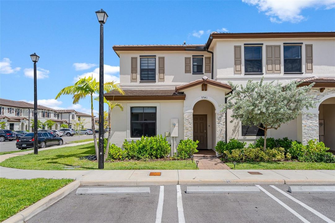 Active With Contract: $3,000 (3 beds, 3 baths, 1328 Square Feet)