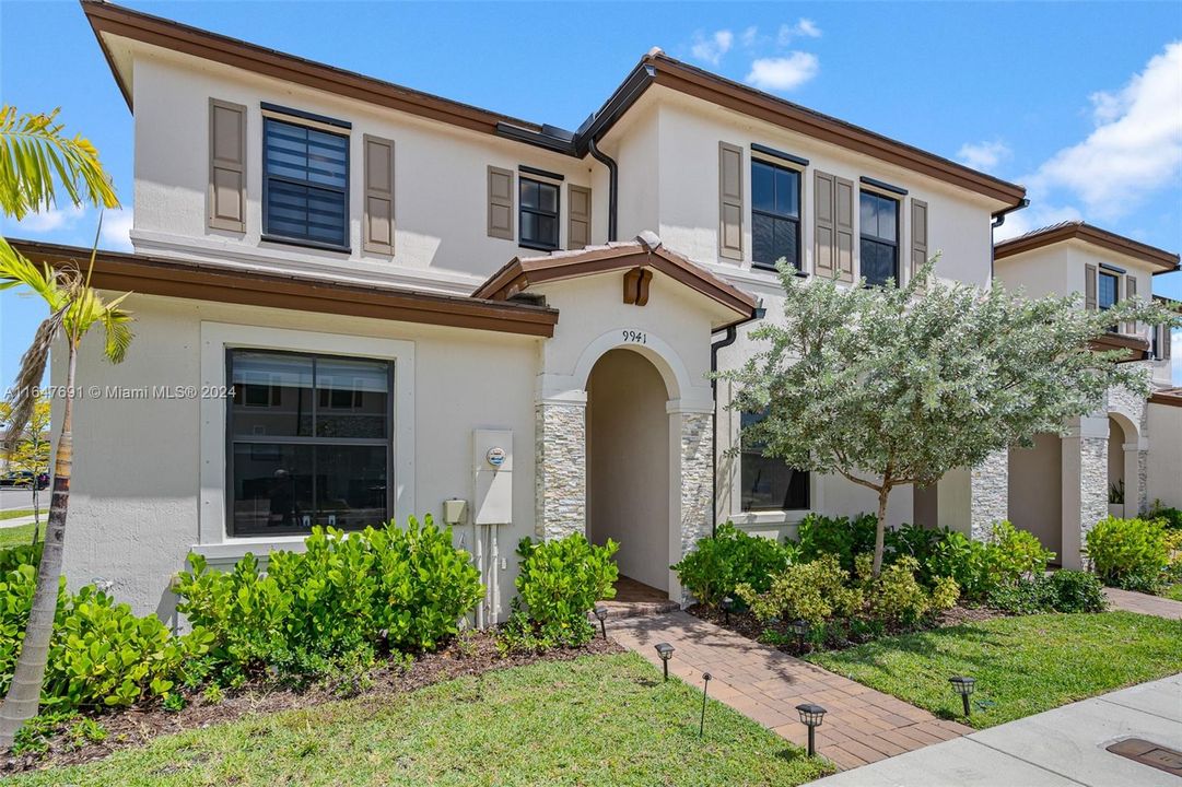 Active With Contract: $3,000 (3 beds, 3 baths, 1328 Square Feet)