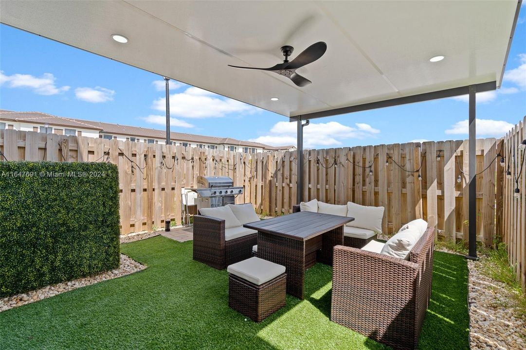 Active With Contract: $3,000 (3 beds, 3 baths, 1328 Square Feet)