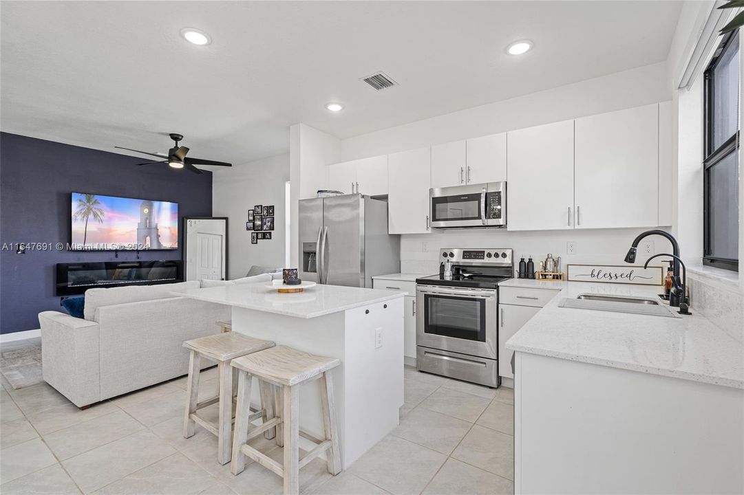 Active With Contract: $3,000 (3 beds, 3 baths, 1328 Square Feet)