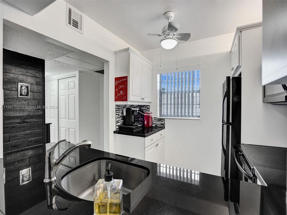 Active With Contract: $125,000 (1 beds, 1 baths, 684 Square Feet)