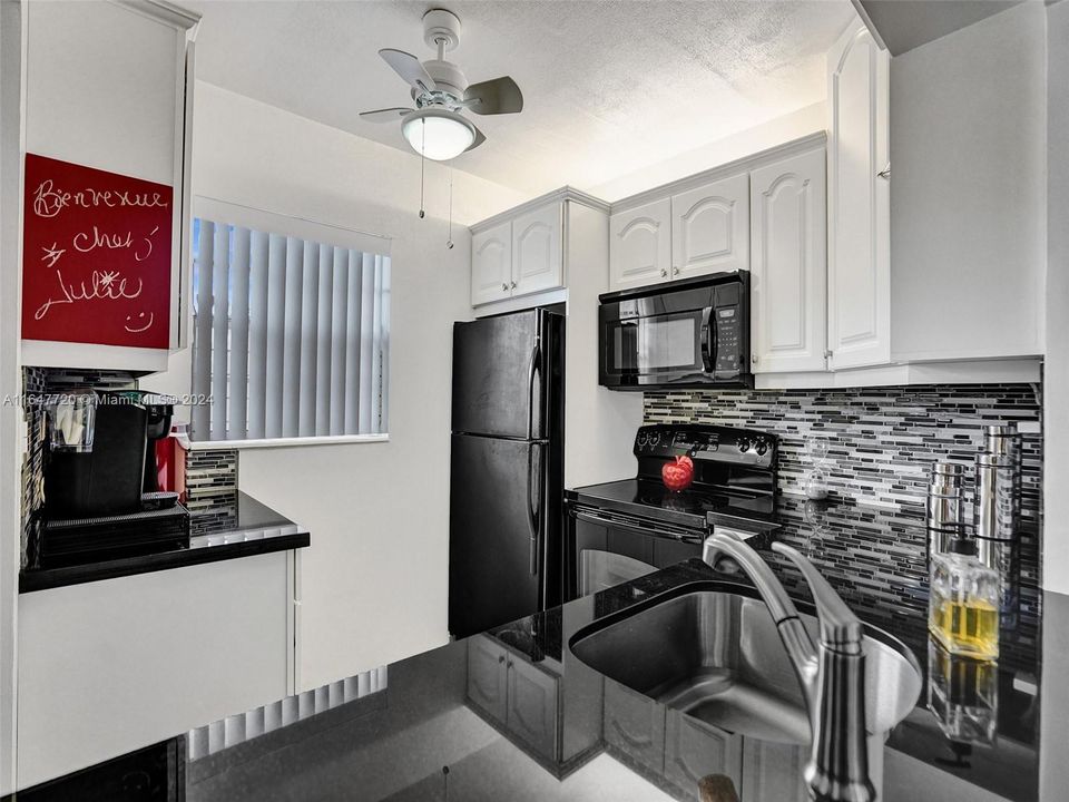 Active With Contract: $125,000 (1 beds, 1 baths, 684 Square Feet)