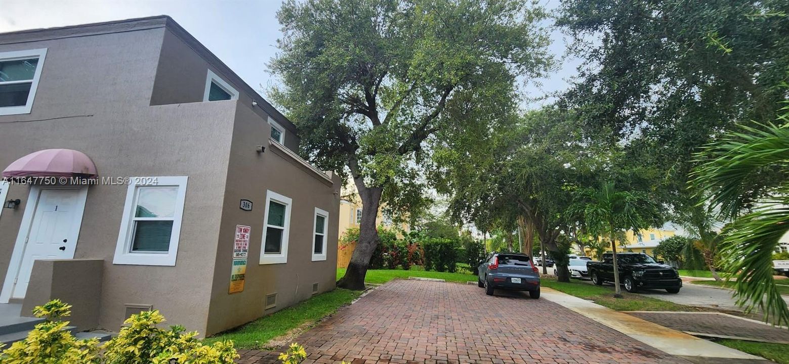 Active With Contract: $1,600 (2 beds, 1 baths, 3515 Square Feet)